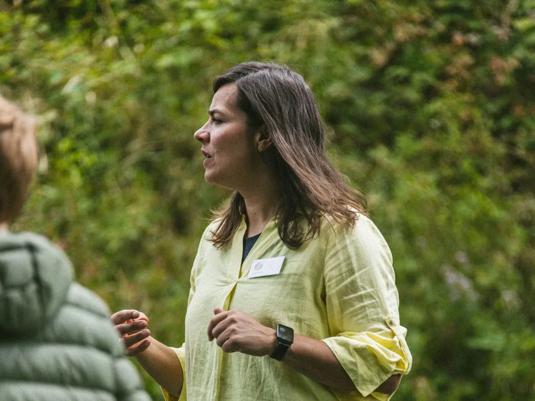 Elisabeth Simon im Beratungsgespräch mit Kunden im Garten
